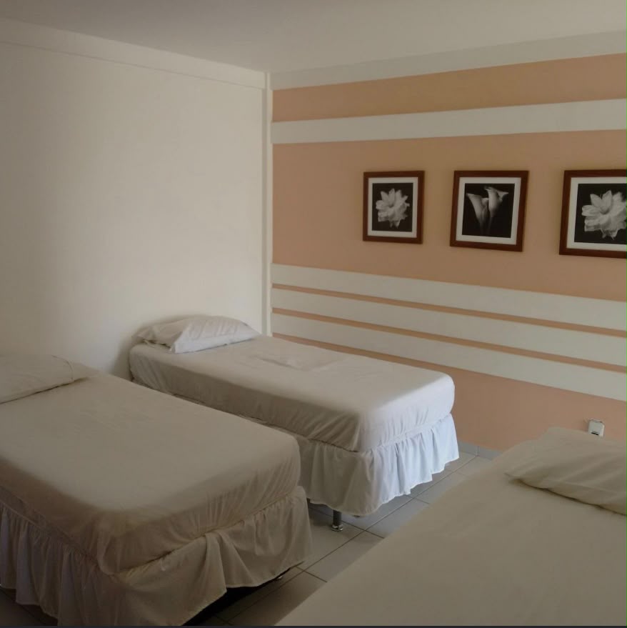 Quarto com três camas no Hotel Oásis