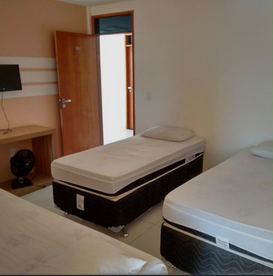 Quarto equipado com TV no Hotel Oásis
